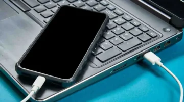 تحذير الخبراء.. شحن الهاتف عبر الكمبيوتر يهدد البطارية